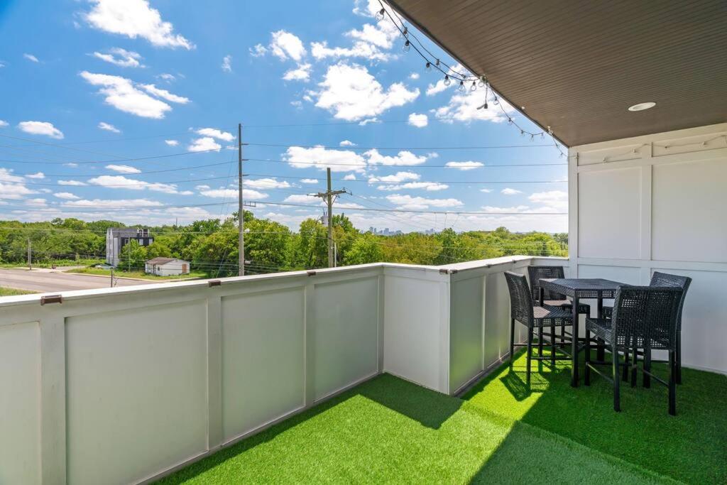 King Bed, Balcony, Covered Patio & Firepit! 8 Minutes From Broadway Нэшвилл Экстерьер фото