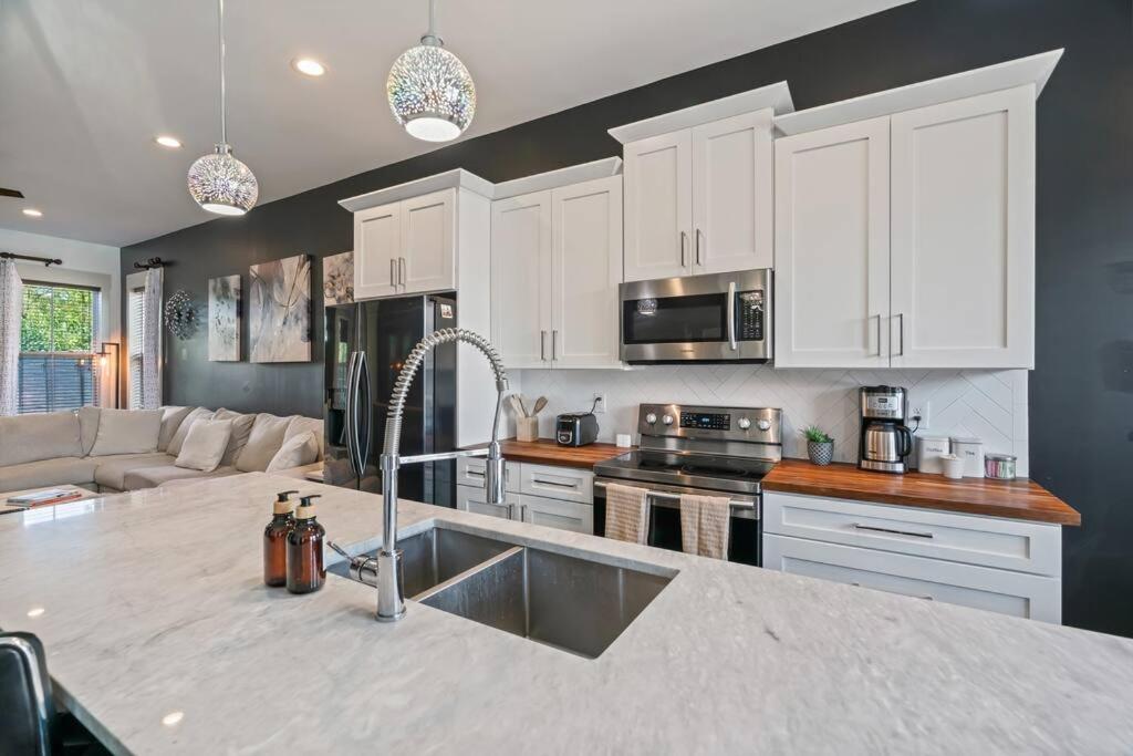 King Bed, Balcony, Covered Patio & Firepit! 8 Minutes From Broadway Нэшвилл Экстерьер фото