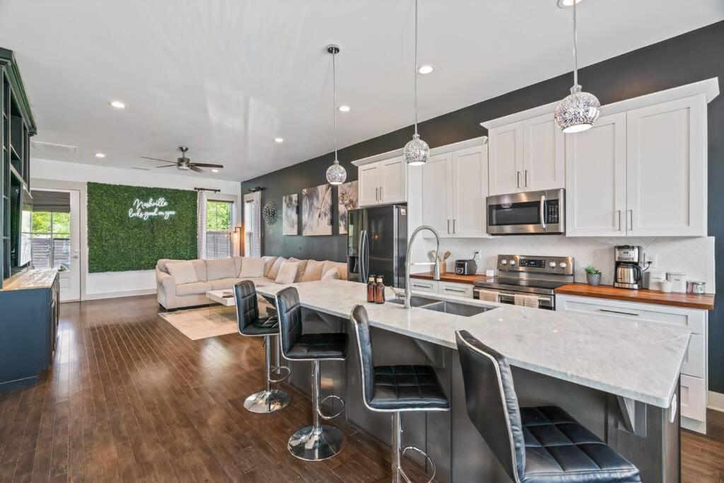 King Bed, Balcony, Covered Patio & Firepit! 8 Minutes From Broadway Нэшвилл Экстерьер фото