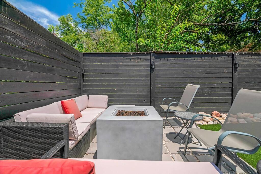 King Bed, Balcony, Covered Patio & Firepit! 8 Minutes From Broadway Нэшвилл Экстерьер фото
